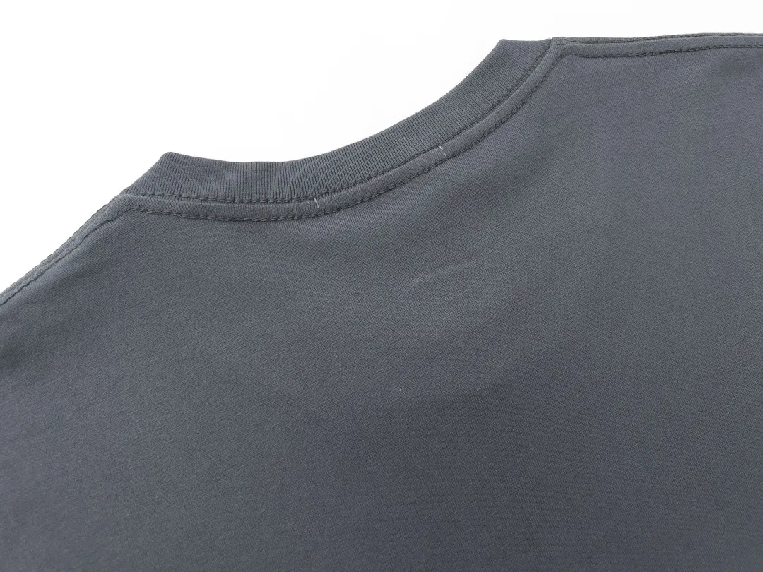 W623#P106💰 [Stone Island’s popular cuffed branded round neck off-shoulder short-sleeved T-shirt] Super versatile! A short-sleeved upper body for major celebrity internet celebrities, made of 260g combed cotton 32-count double yarn. Comfortable and breathable, customized accessories, oversize version. Dropped shoulder sleeves, very loose, same style for men and women, suitable for couples💑 Match as you like. The upper body is super beautiful. Color: Black White Apricot Gray Navy Size: M L XL XXL Ｍ Shoulder Width 47 Bust 52 Length 70 L Shoulder Width 48 Bust 54 Length 72 XL Shoulder width 59 Bust 56 Length 74 XXL Shoulder width 50 Bust 58 Length 76
